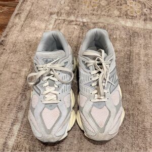 New Balance Women's Sneakers in Gray and Cream